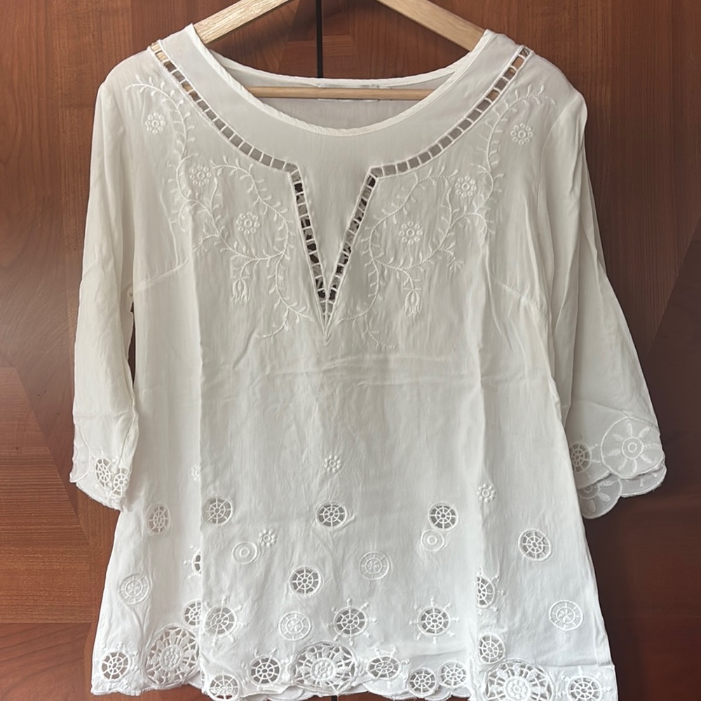 White Embroidered Women's Top. Like New! ✨